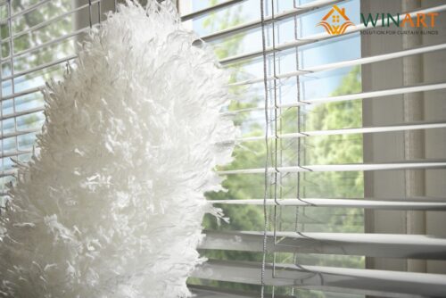 Vệ-sinh-rèm-cầu-vồng-bằng-chổi-lông-gà-500x334